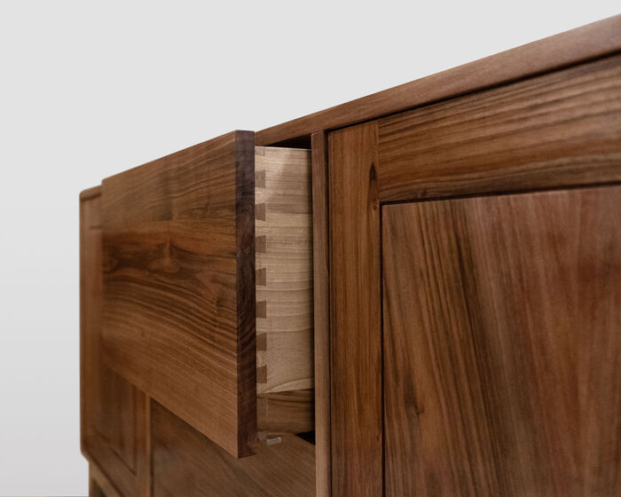 Sideboard aus Massivem Nussbaum – Zeitloses und Minimalistisches Design