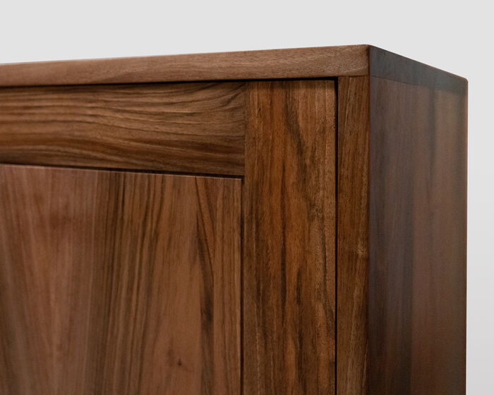 Sideboard aus Massivem Nussbaum – Zeitloses und Minimalistisches Design